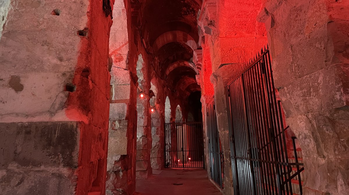 Nîmes visite aux flambeaux des arènes Noël (Photo Anthony Maurin)