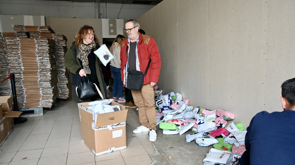 Une vente à l'aveugle de colis non distribués cartonne à Toulouse