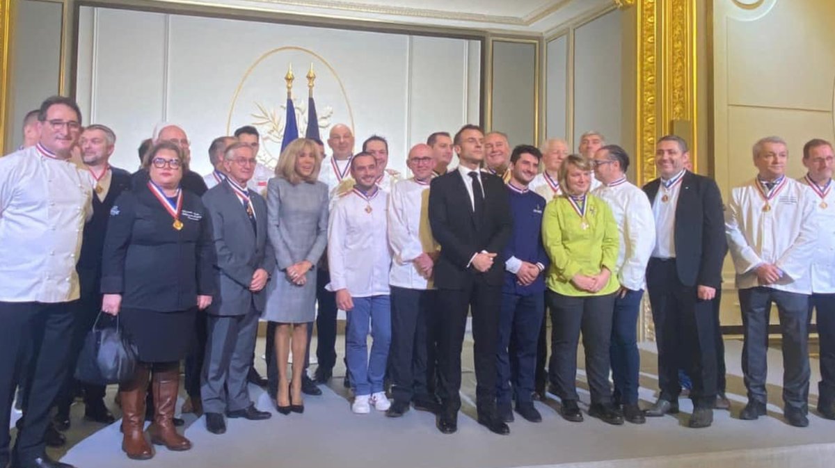 Emmanuel Macron, au centre, a partagé la galette avec les Meilleurs ouvriers de France