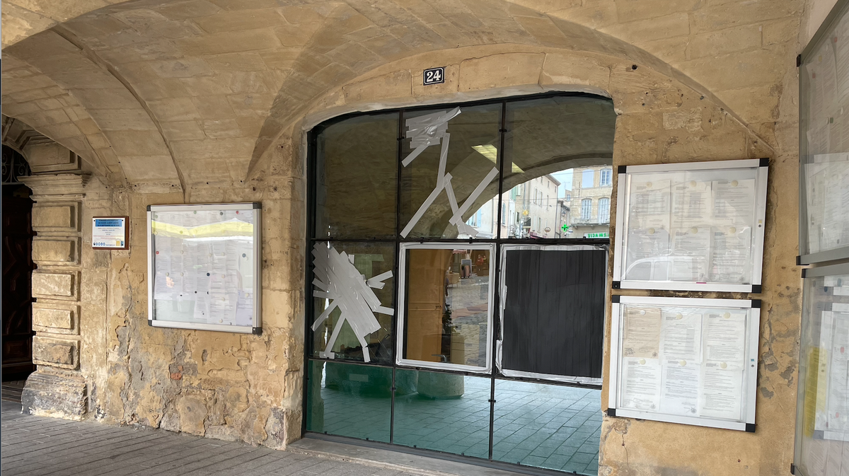façade mairie bagnols stigmates émeutes vitres cassées été 2023