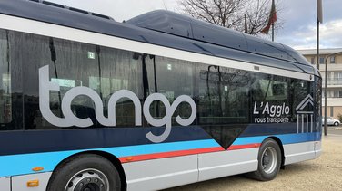 Les nouveaux bus et nouvelles couleurs du réseau Tango de Nîmes métropole (Photo Anthony Maurin).