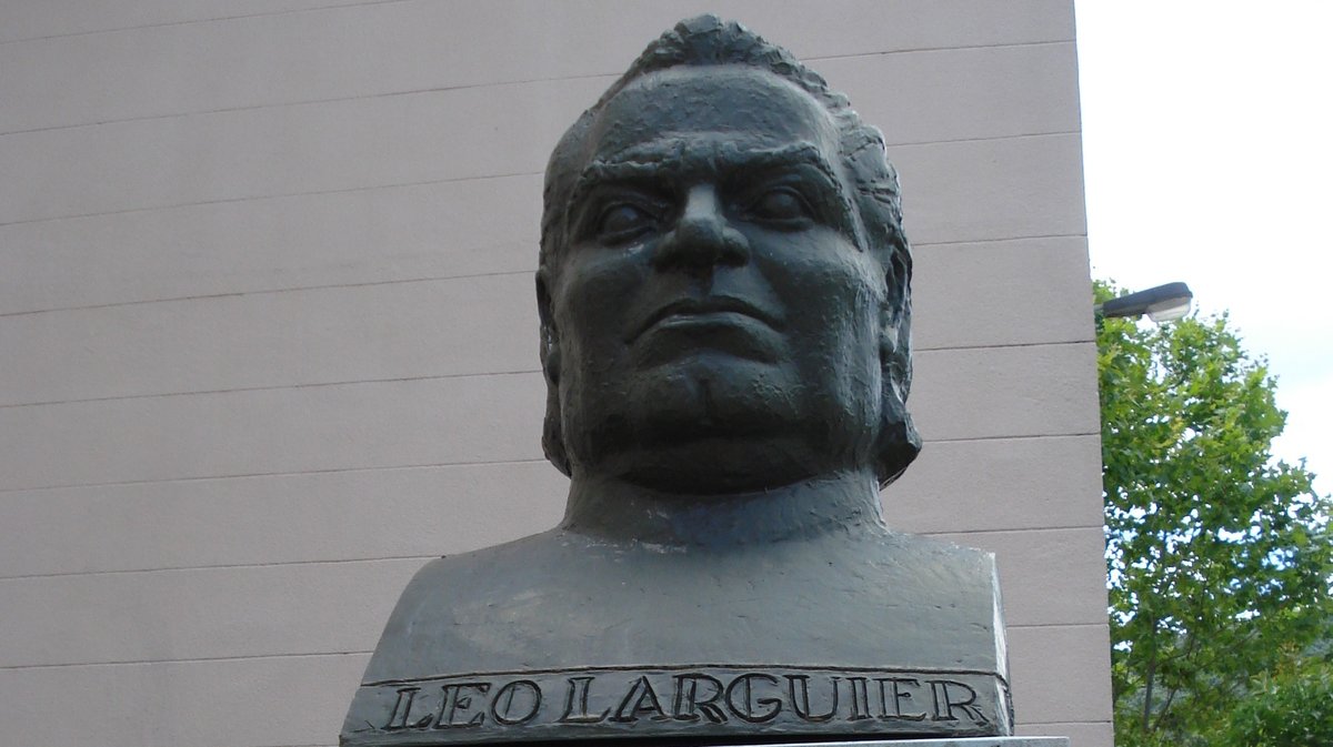 Léo Larguier, son buste devant le lycée Léo Larguier à La Grand-Combe (photo Wikicommuns).