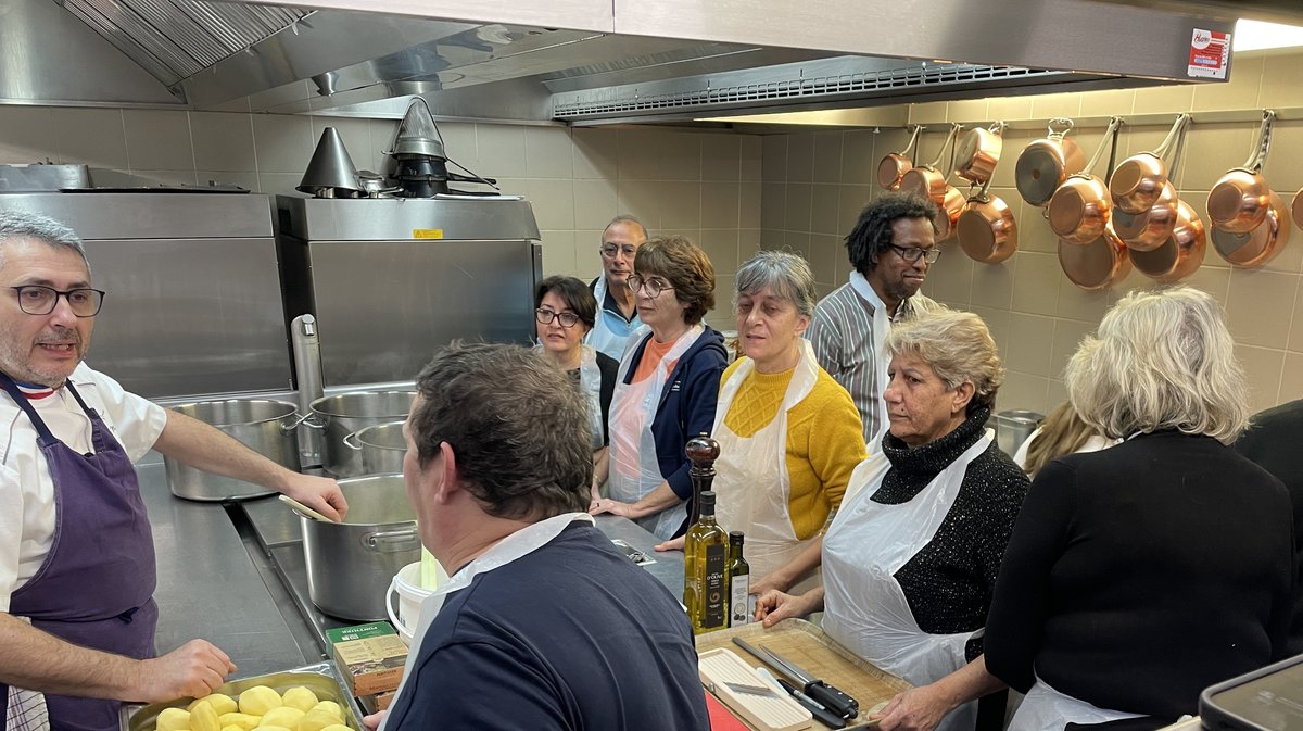 Jérôme Nutile et ses cours de cuisine aux bénéficiaires des aides du Secours catholique Nîmes (Photo Anthony Maurin)
