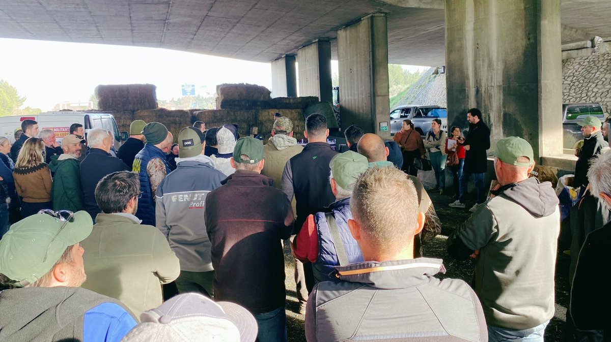 Les agriculteurs rassemblés sur l'échangeur Nîmes-Ouest après les annonces de Gabriel Attal