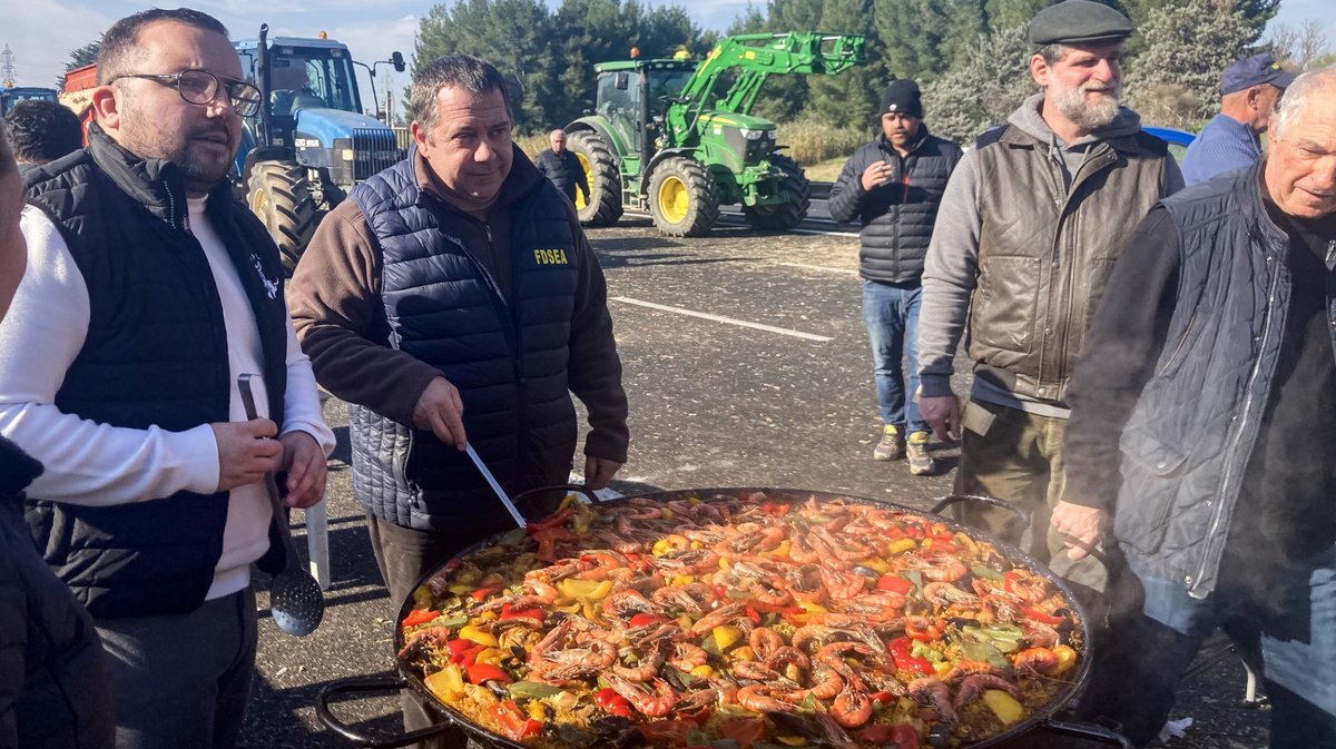 La jeunesse taurine apporte une paella géante aux agriculteurs