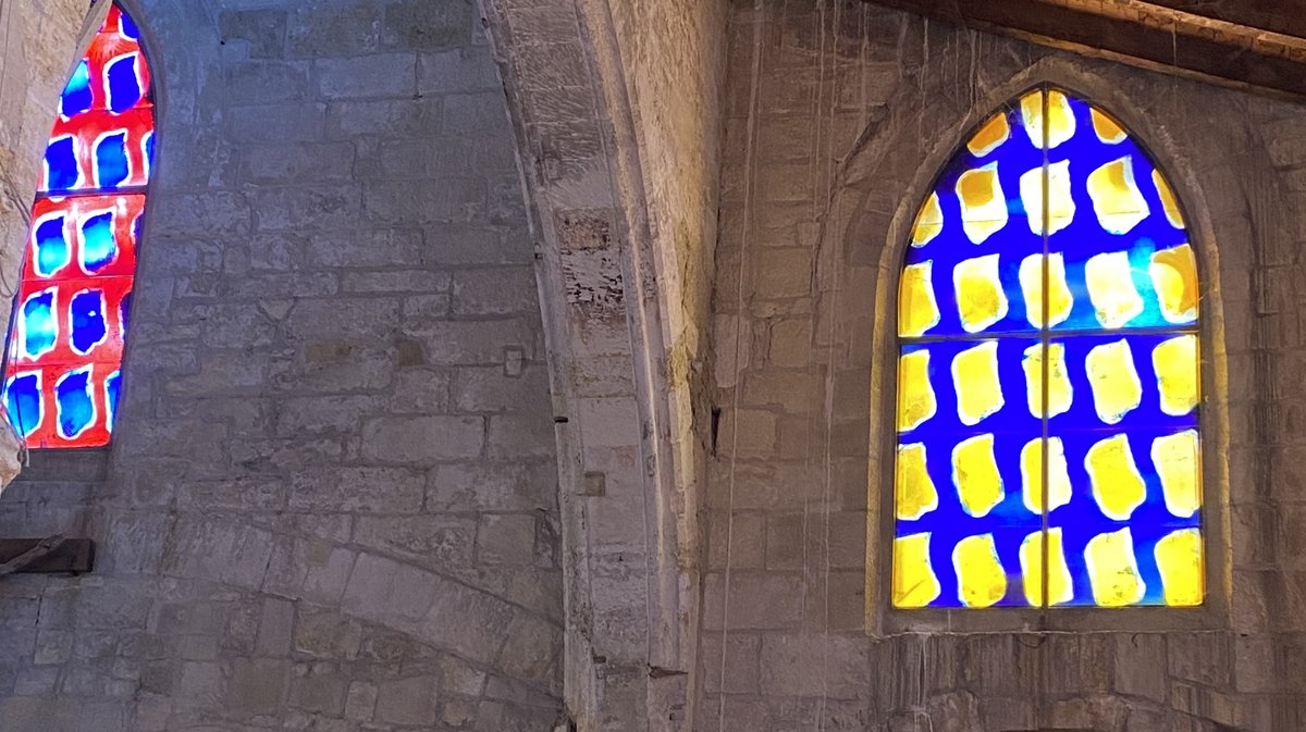 Les vitraux de Claude Viallat pour l'église Notre-Dame-des-Sablons à Aigues-Mortes (Photo Wikicommuns).