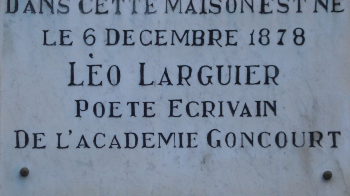 Plaque naissance sur le mur de la maison natale de Léo Larguier