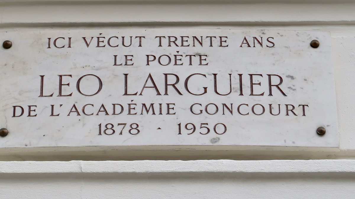 La plaque en hommage à Léo Larguier au 5 rue Saint-Benoît à Paris dans le 6e