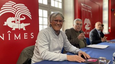 Simon Casas avec le maire de Nîmes, l'adjoint à la tauromachie, frédéric Pastor et Sébastien Castella lors de la présentation des cartels de cettez feria de Pentecôte 2024 (Photo Anthony Maurin)