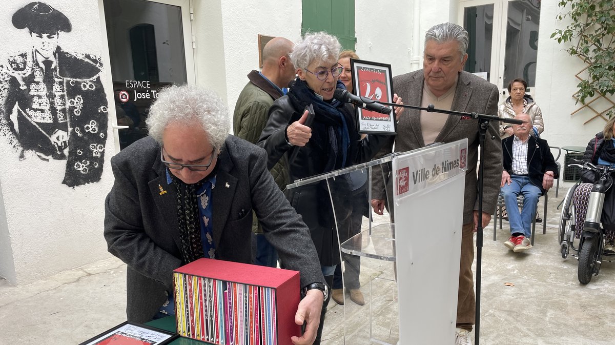 Les Avocats du Diable remettennt au maire de Nîmes pour le Musée des cultures taurines le recueuil du Prix Hemingway (Photo Anthony Maurin)