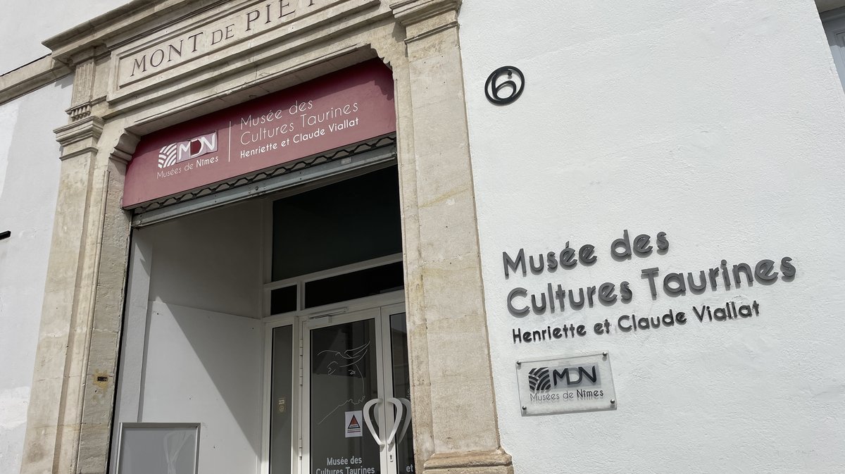 Les Avocats du Diable remettennt au maire de Nîmes pour le Musée des cultures taurines le recueuil du Prix Hemingway (Photo Anthony Maurin)