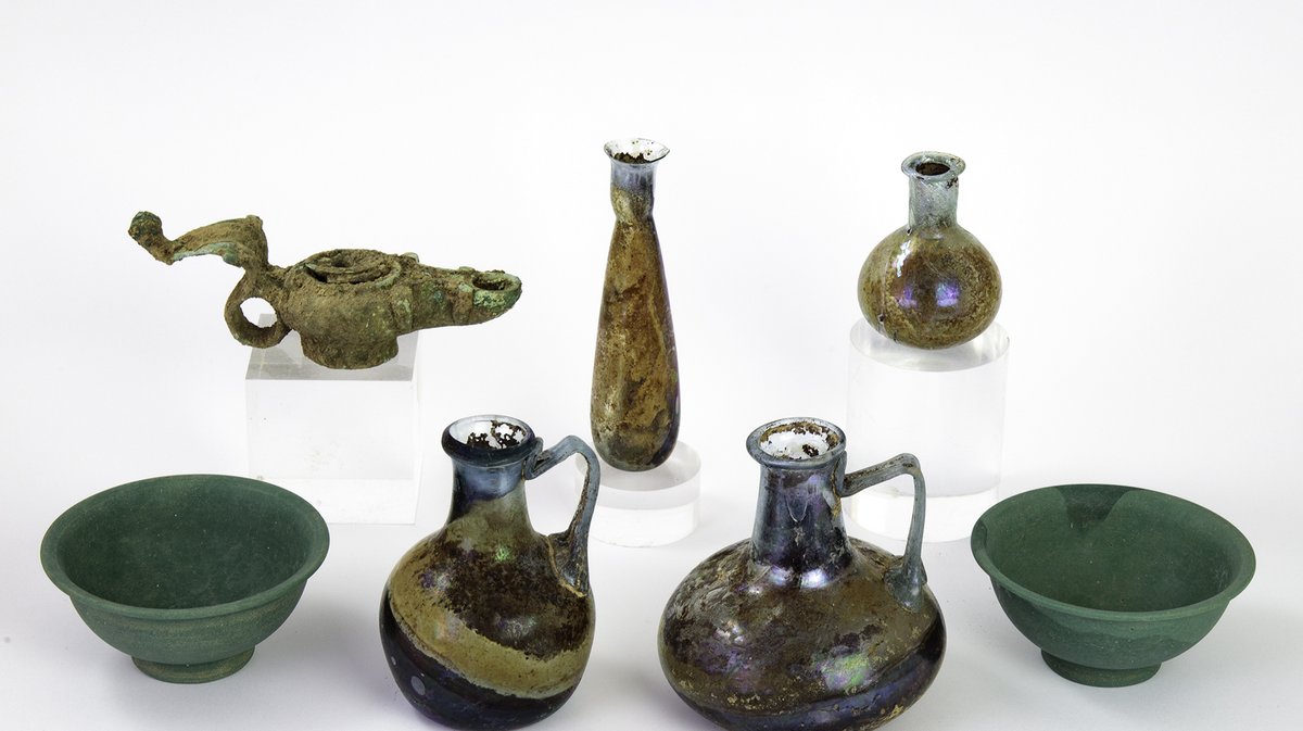 Ensemble de vases et de lampes ayant été déposés dans une tombe ©C. Coeuret, Inrap