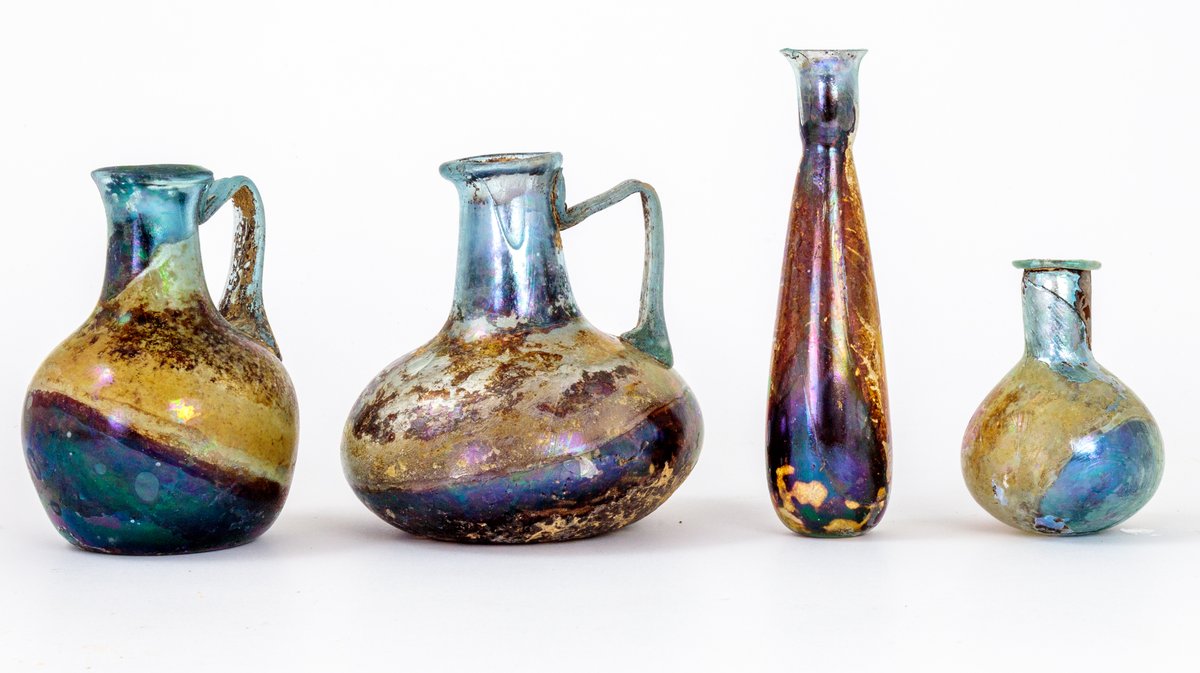 Vases en verre découverts dans une tombe ©C. Coeuret, Inrap