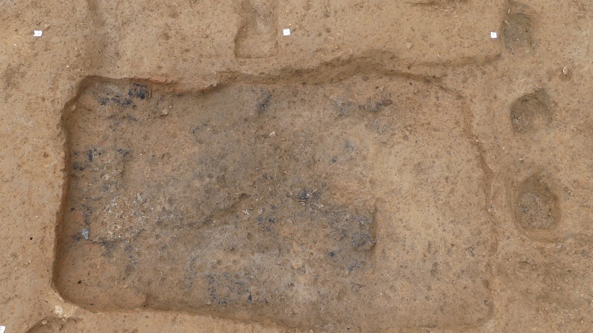 Bûcher en fosse au fond duquel sont conservés les résidus de crémation ©J. Grimaud, C. Martofel, Inrap