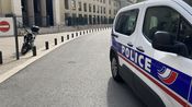 Un véhicule de police devant le palais de justice de Nîmes