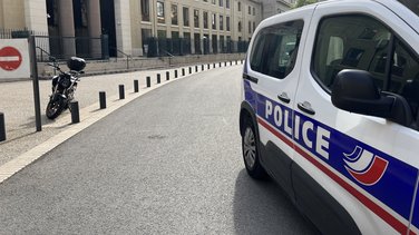 Un véhicule de police devant le palais de justice de Nîmes