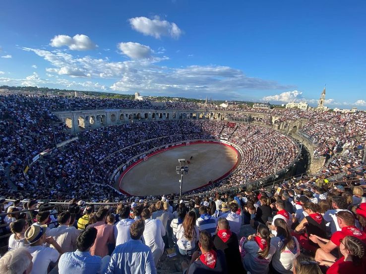 Les arènes de Nîmes sont pleines pour la corrida de ce samedi soir feria 2024