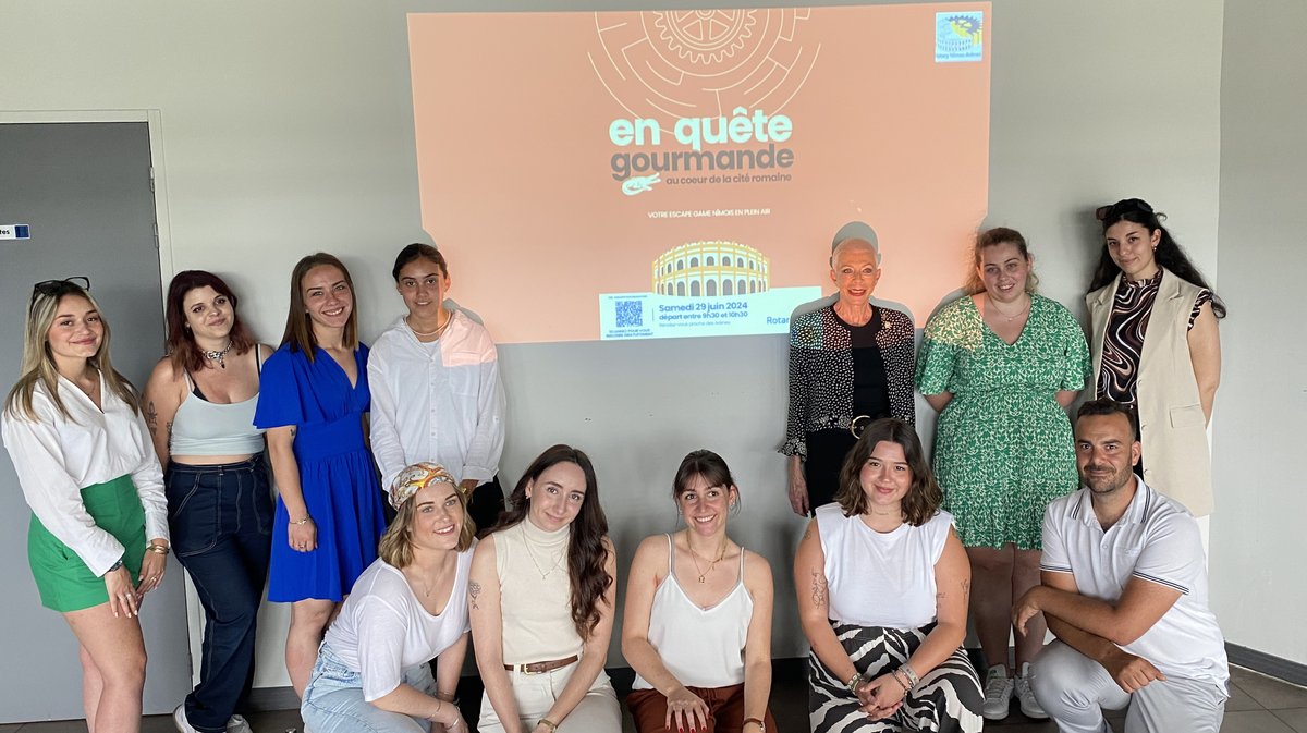 Les organisatrices de l'escape game culinaire leur professeur et la présidente de Rotary. 