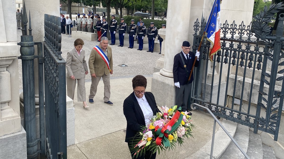 Jean-Paul Fournier va déposer une gerbe. 