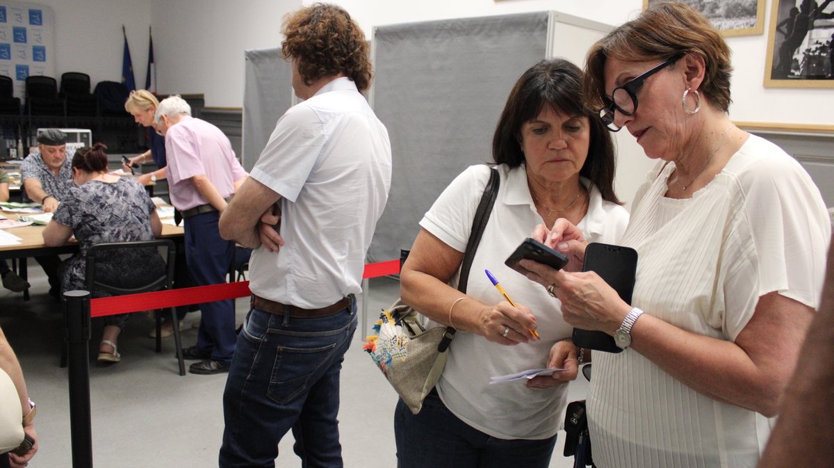 La députée Pascale Bordes regardant les premiers résultats