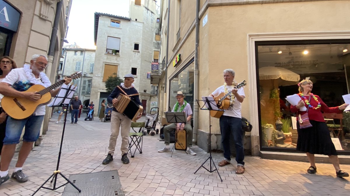 Un groupe de musique dans les rues de Nîmes.