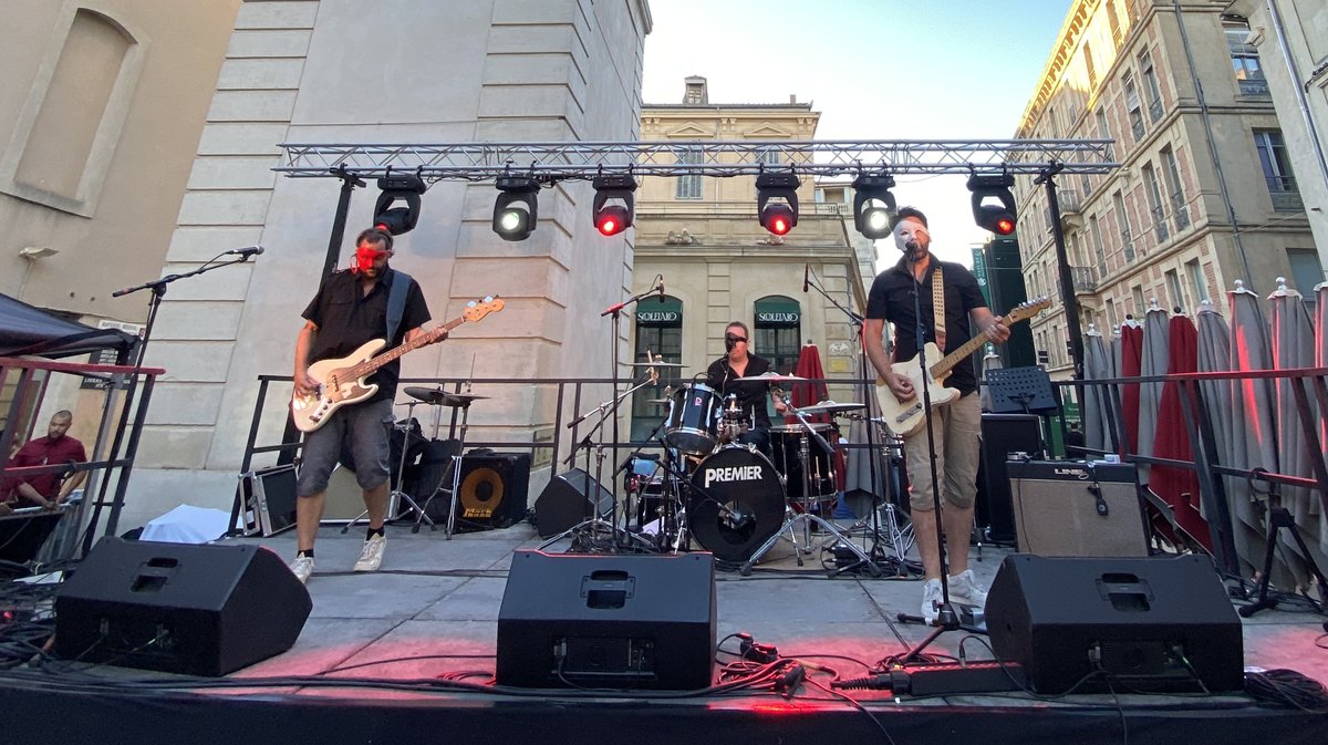 Le groupe de rock Mad9, place de l'Horloge à Nîmes. 