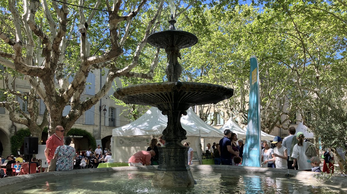 fontaine place aux herbes uzès