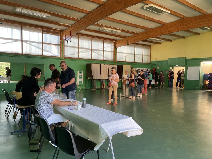 De nombreuses personnes se sont déplacées dès l'ouverture pour voter ce matin au bureau n°8 d'Arles.