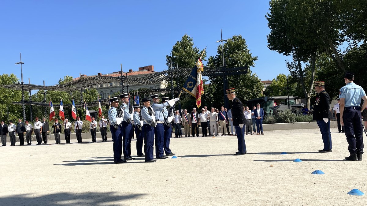 Remise du drapeau au groupement de gendarmerie départementale du Gard (Photo Anthony Maurin)