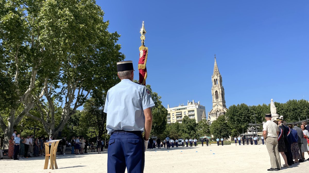 Remise du drapeau au groupement de gendarmerie départementale du Gard (Photo Anthony Maurin)