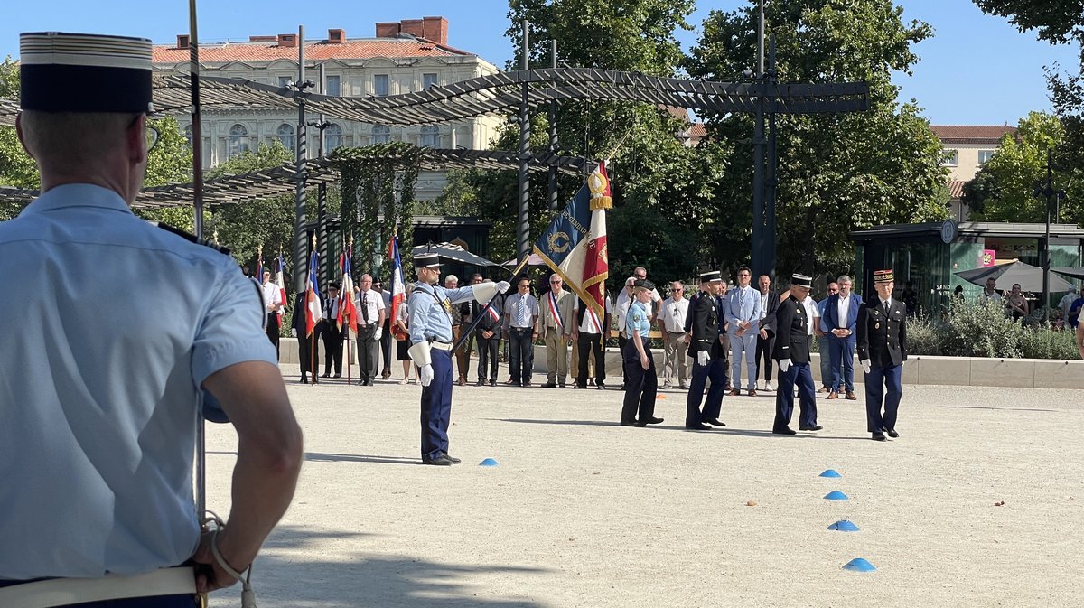 Remise du drapeau au groupement de gendarmerie départementale du Gard (Photo Anthony Maurin)