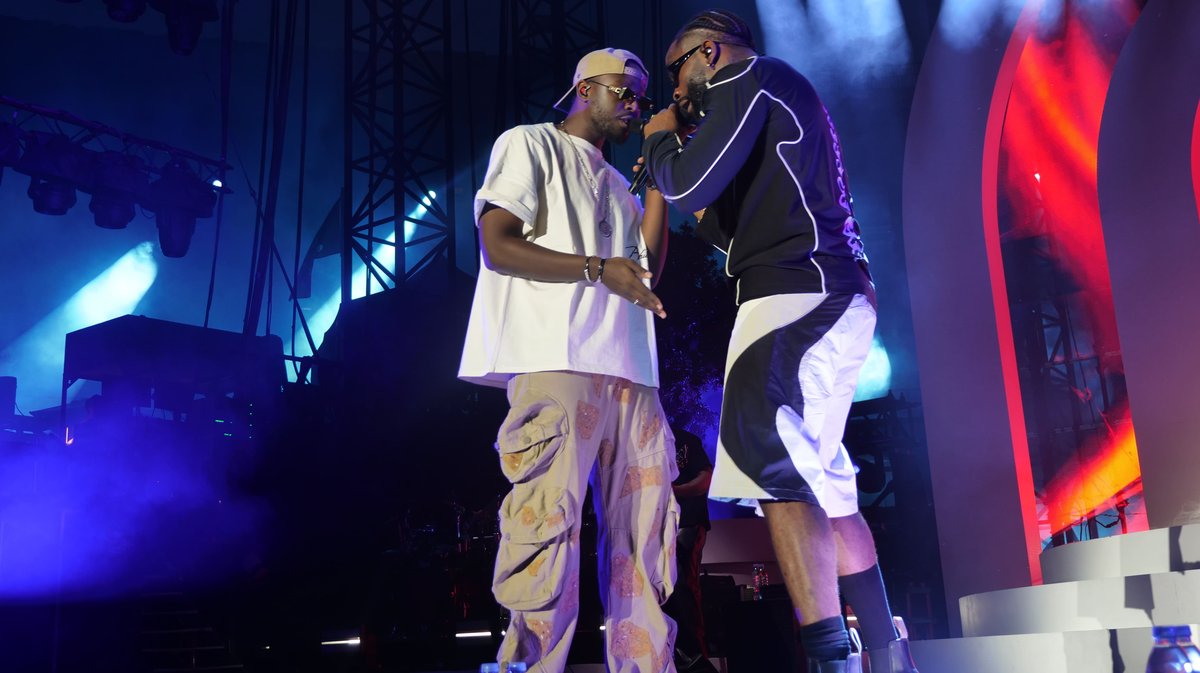 Dadju et Tayc sur la scène des arènes de Nîmes.