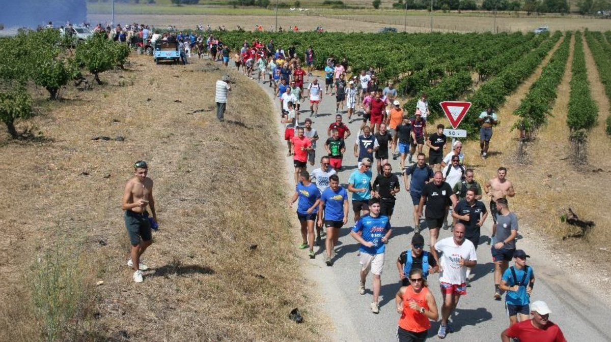 Des centaines de festaïres parcourent les 7 kilomètres d’abrivado longues