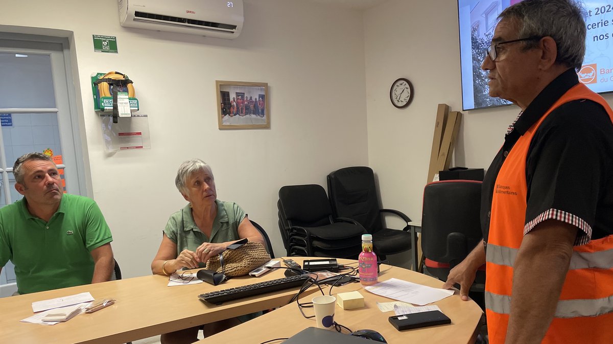 Le président de la Banque alimentaire face à la conseillère municipale déléguée aux aînés, Catherine Jehanno et le directeur du CCAS de Nîmes