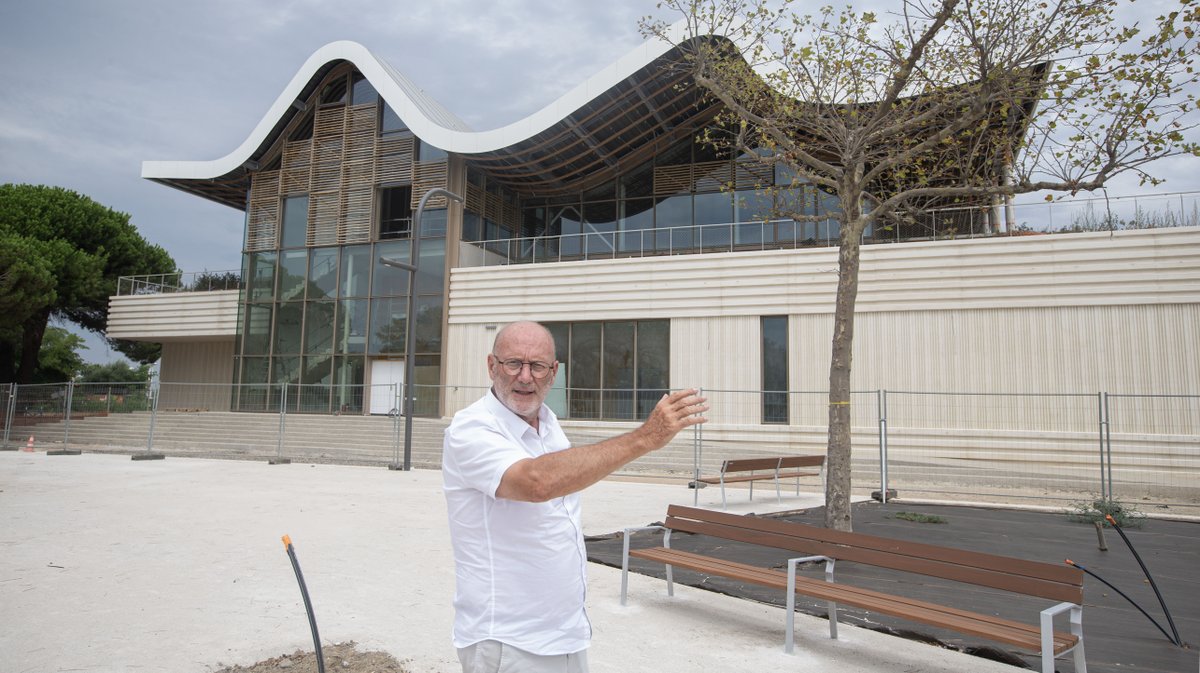 Robert Crauste devant la médiathèque