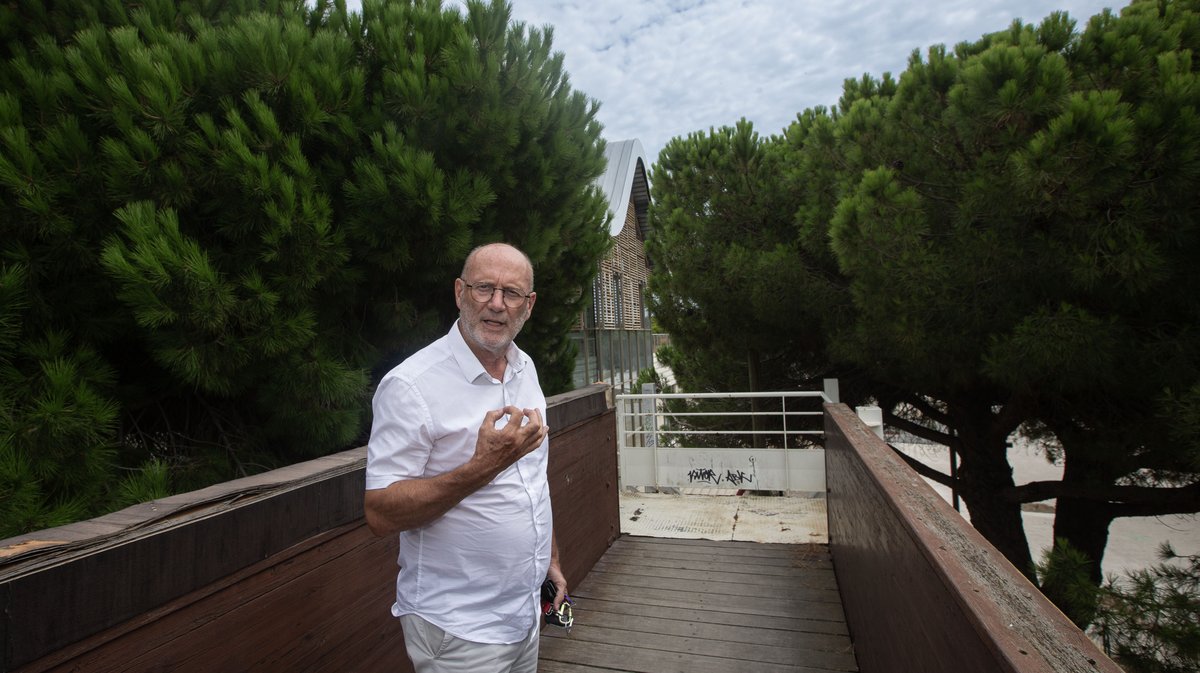 Robert Crauste devant la médiathèque