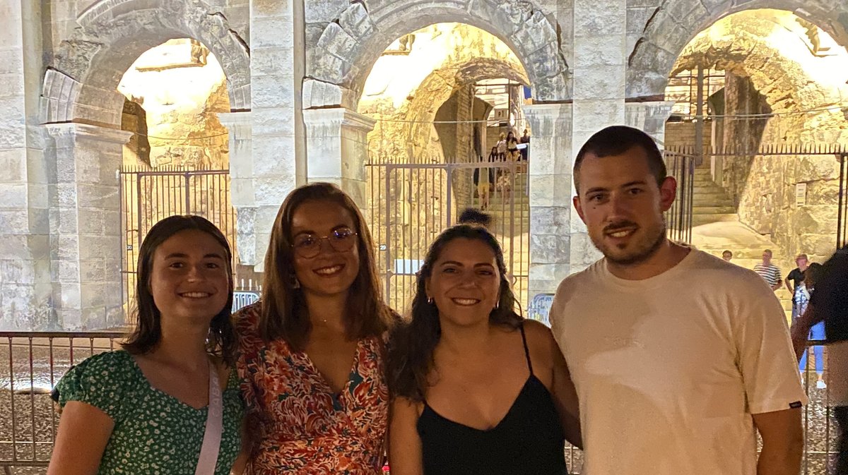 Famille, amis devant les arènes de Nîmes