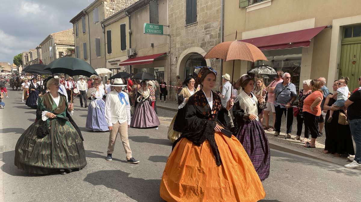 Féria Saint-Gilles défilé de la Romería