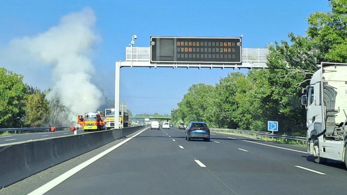 Un camion embrasé sur l'autoroute A9.