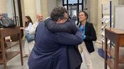 Franck Proust serre son frère dans les bras à la sortie de l’audience