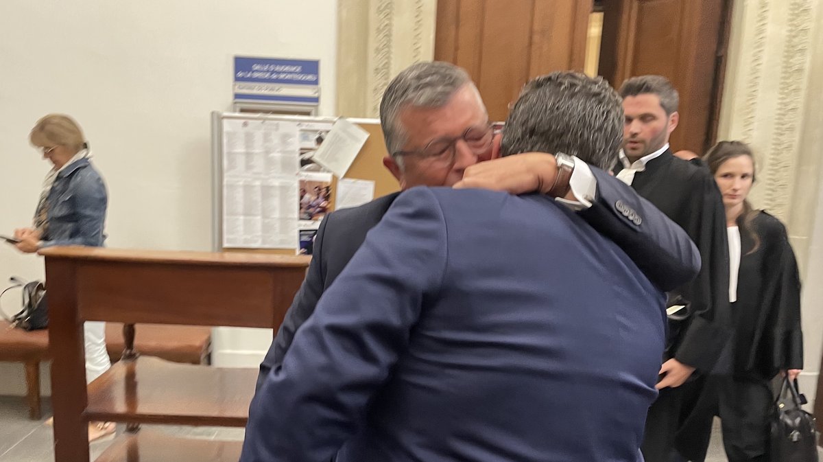 Franck Proust serre son frère dans les bras à la sortie de l’audience de la cour d’appel