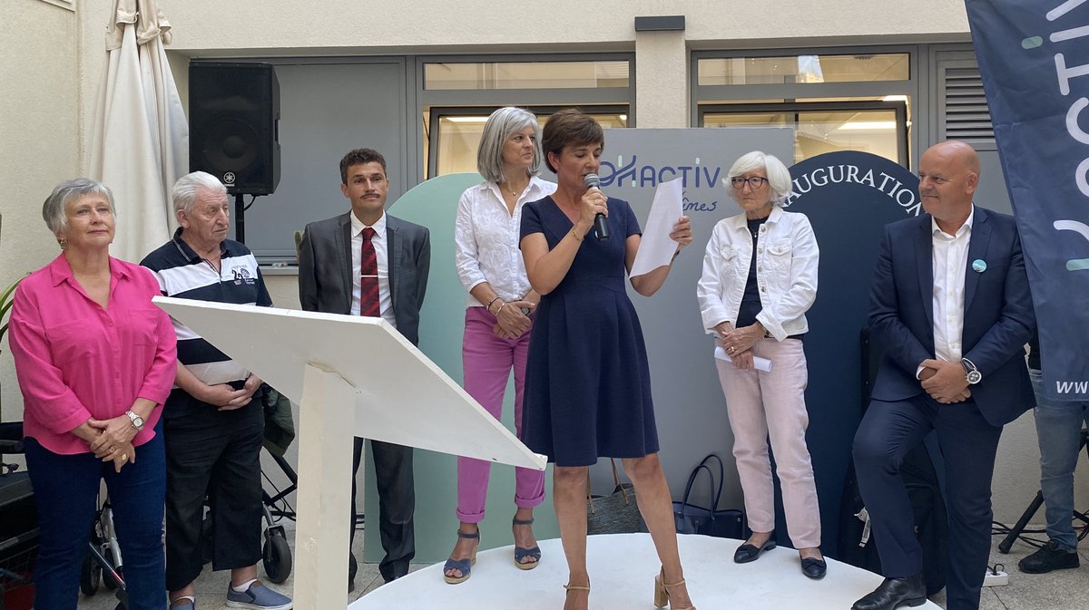 Déborah Omnès, directrice de la résidence Oh Active Nîmes, prononce son discours lors de l'inauguration.