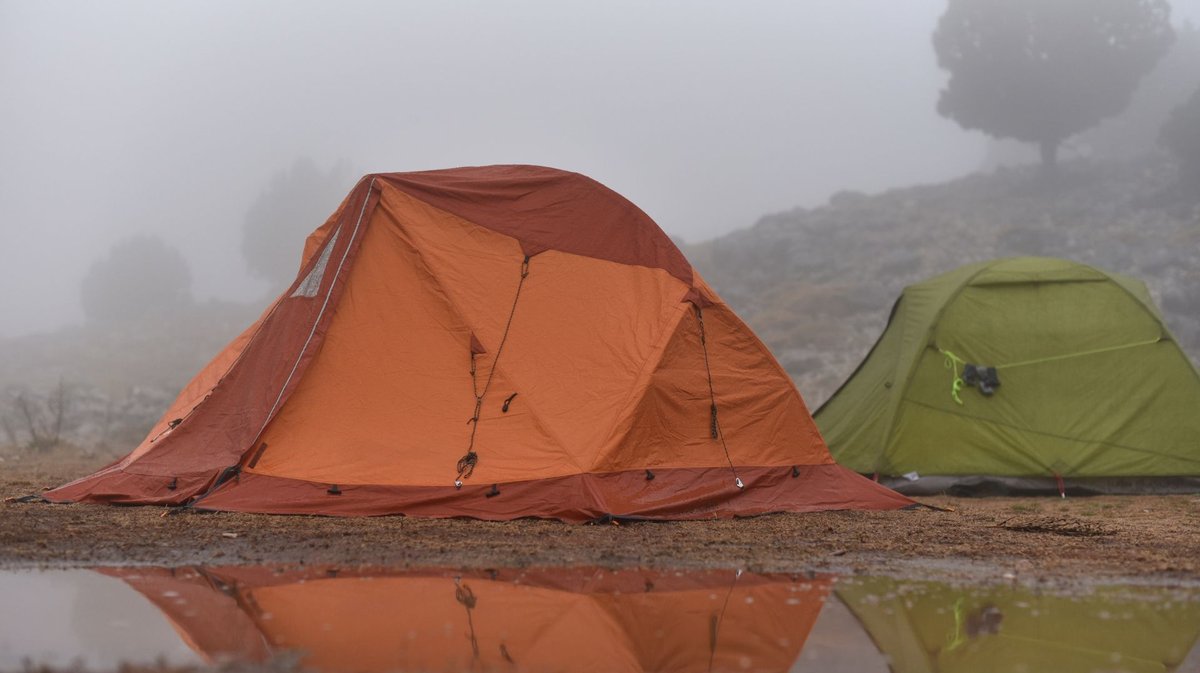 Tente sous la pluie, camping, inondation