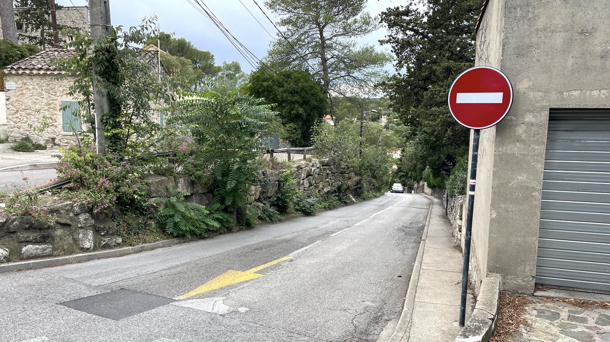 Chemin de Tire Cul Nîmes sens unique octobre 2024 (Photo Anthony Maurin)