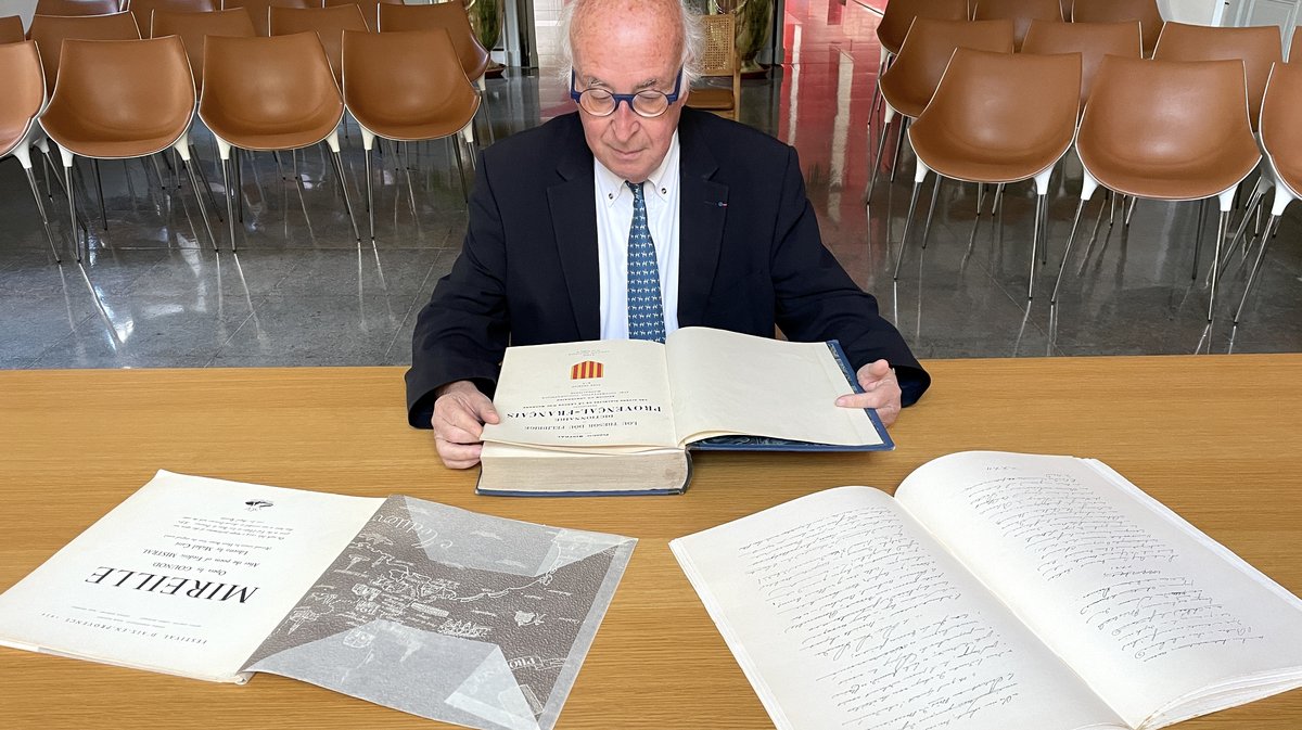 Daniel Jean Valade et Mistral avec Mireille, le Trésor du Félibrige et quelques belles lignes (Photo Anthony Maurin)