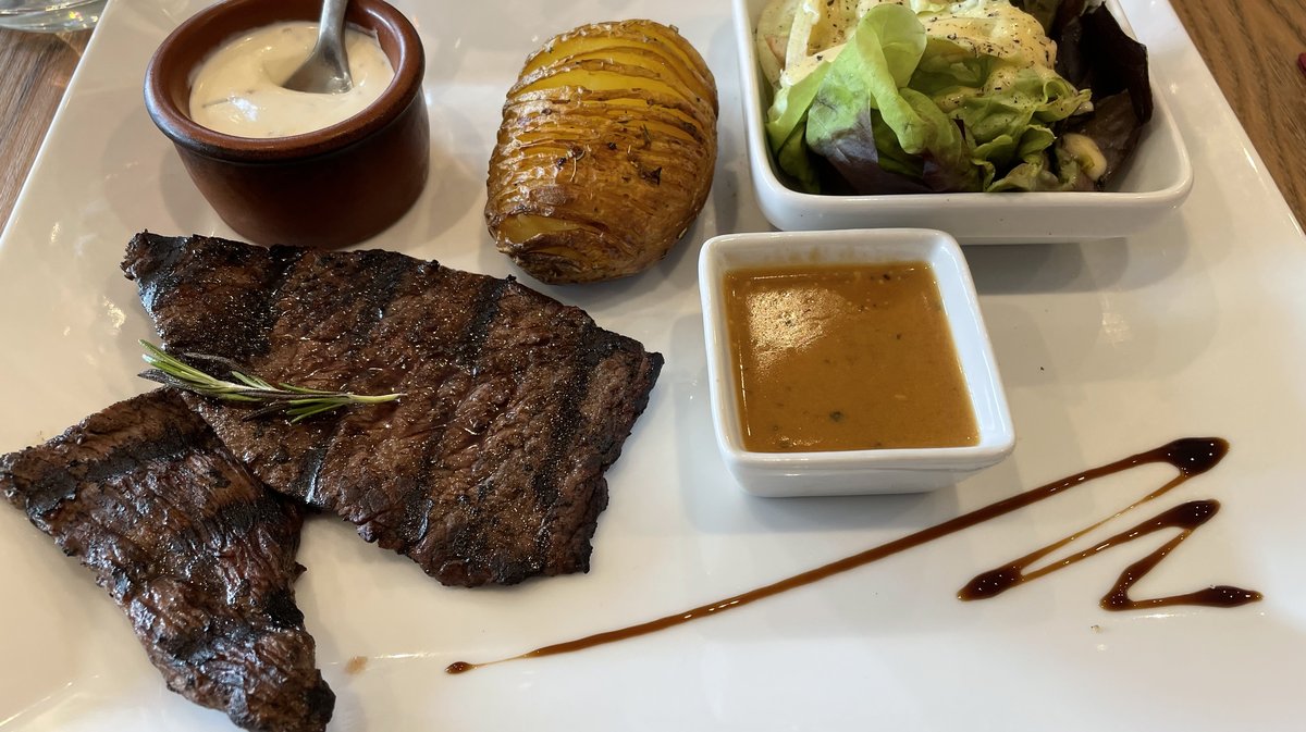 La pièce de boeuf du jour, avec sa pomme de terre Hasselback, salade et sauce maison.