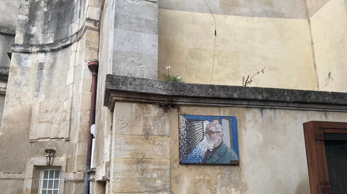 La mosaïque représentant l'Abbé-Pierre à Nîmes