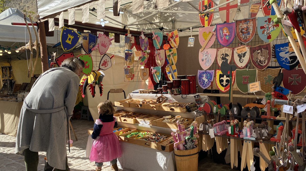 Les stands aux fêtes Médiévales d'Uzès.