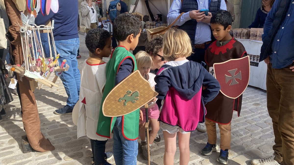 Des enfants costumés fêtes Médiévales d'Uzès.