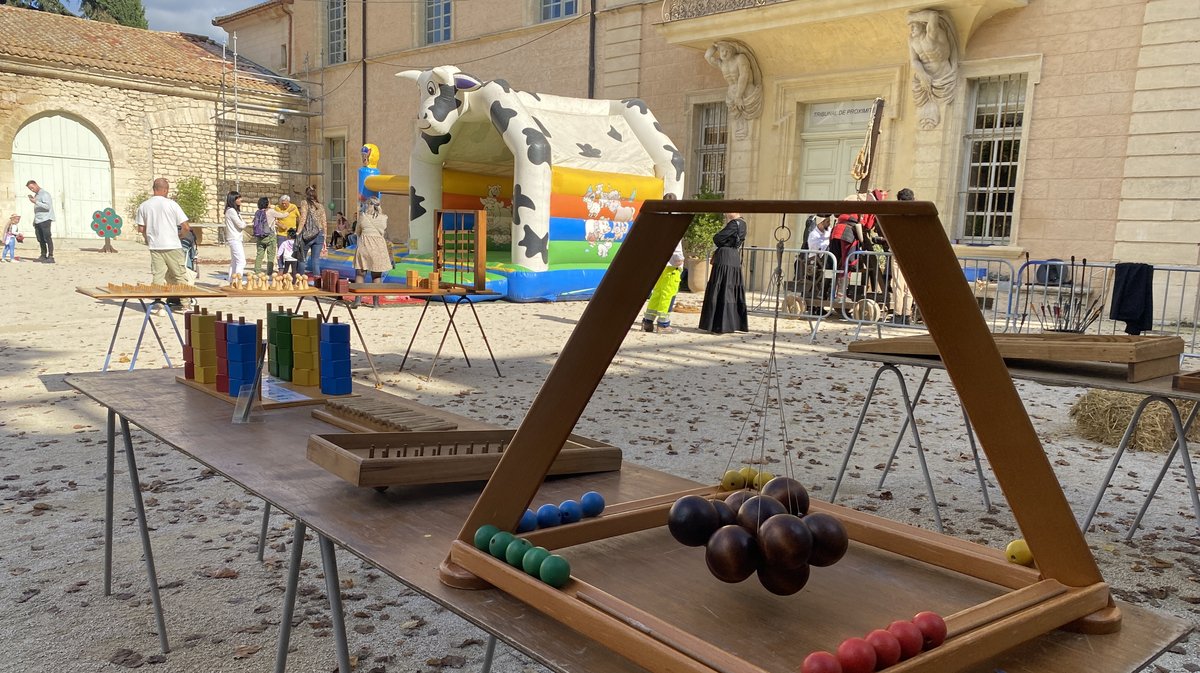 Des jeux pour les enfants aux fêtes Médiévales d'Uzès.